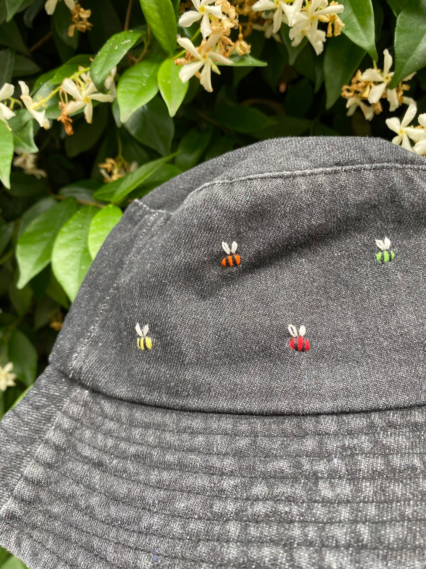 Bucket Rainbow Bees